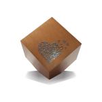 Designer-Würfelurne DR-40 – Moderne Nussbaum-Optik mit symbolischem Herz-Inlay